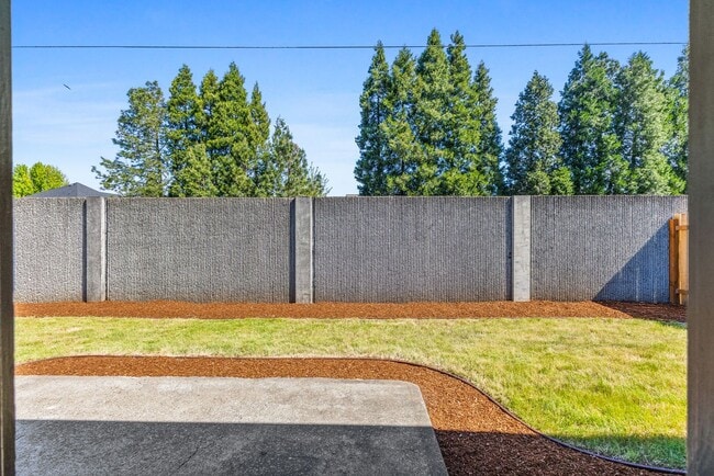Building Photo - Stunning Fully Renovated 3-Bedroom Home in...