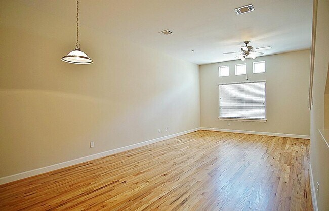 Foto del edificio - 2710 Hullsmith Dr