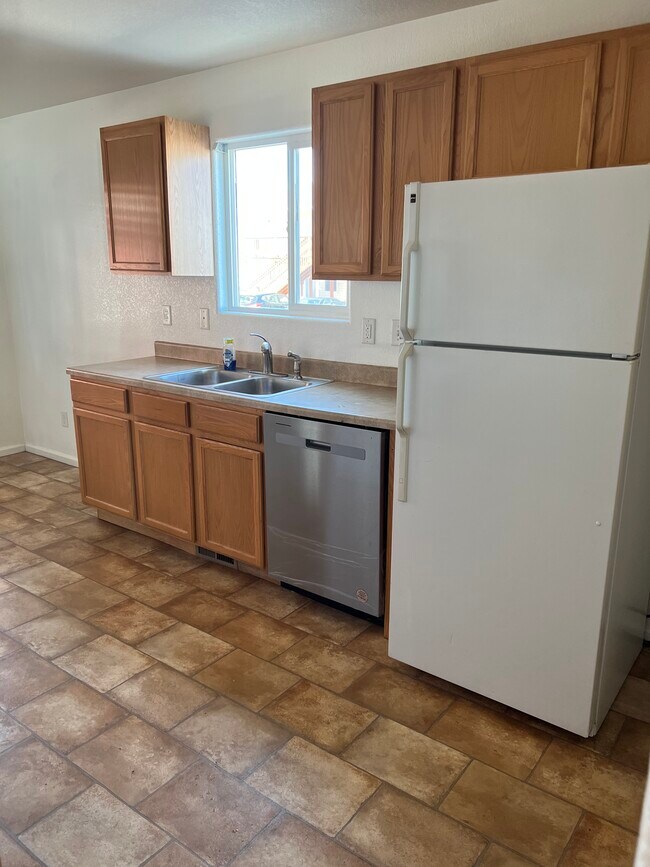 Kitchen - 3919 Ariel Ave