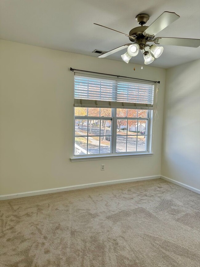 Building Photo - End Unit Townhome in Callonwood, Matthews!...