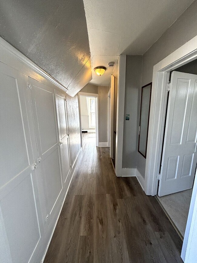 Building Photo - 2 Bedroom, 1 Bathroom apartment in great CF location!