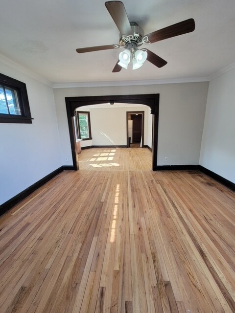 livingroom - 757 Rose Ave E