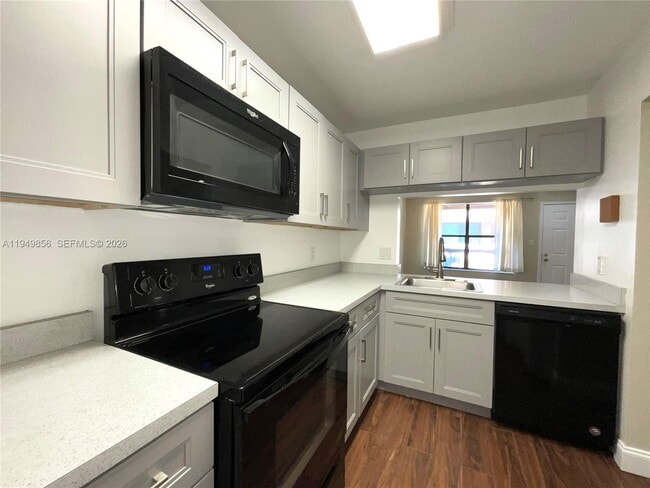 Foto del edificio - 10043 Winding Lake Rd