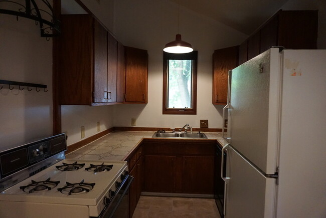 Building Photo - 2 BEDROOM HOUSE