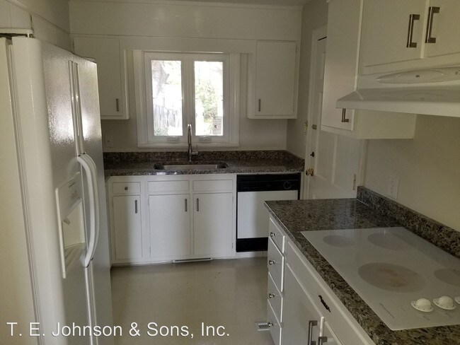 Building Photo - 2665 Grosvenor Pl