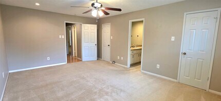 Building Photo - 3038 Shawnee Dr