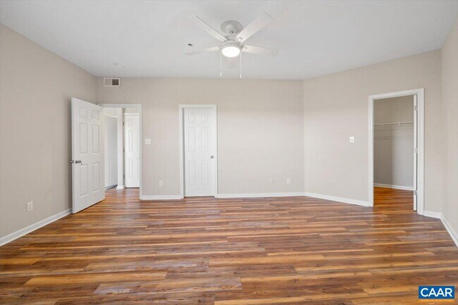 Foto del edificio - 270 Riverbend Dr