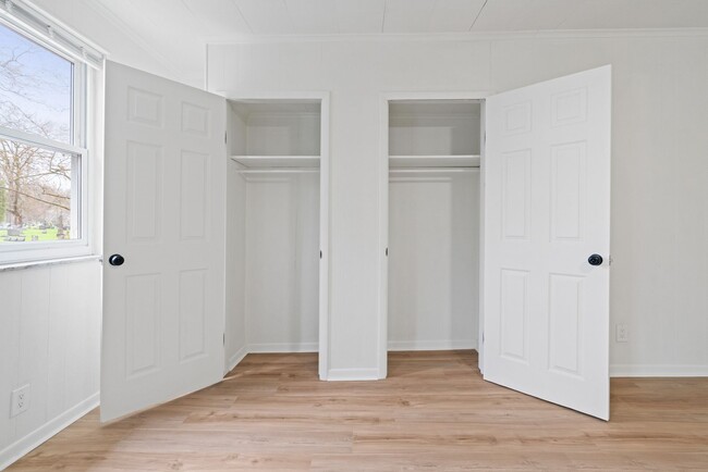 Building Photo - 2 bed 1 bath - all updated, central air, laundry, great location