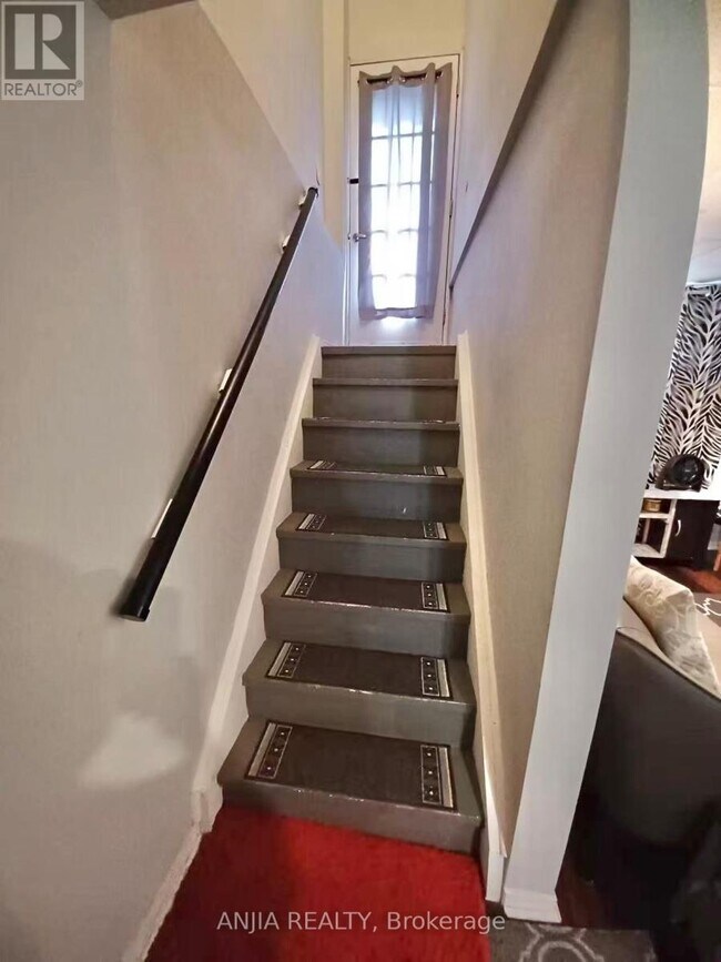 Photo du bâtiment - LOWER 256 HOMEWOOD AVENUE