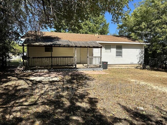 Building Photo - Poplar St 3211