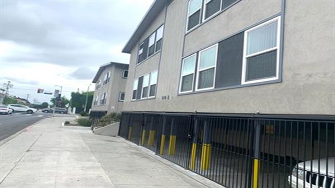 Foto del edificio - 803 S Crenshaw Blvd