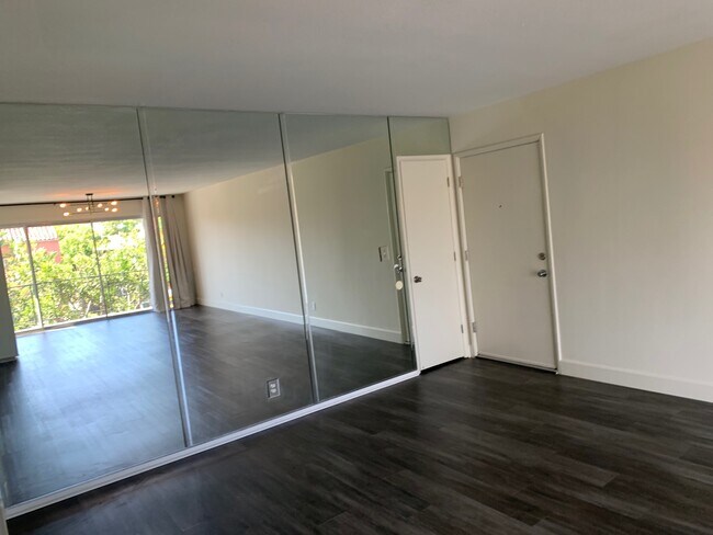 Living / Dining - 1329 E 1st St
