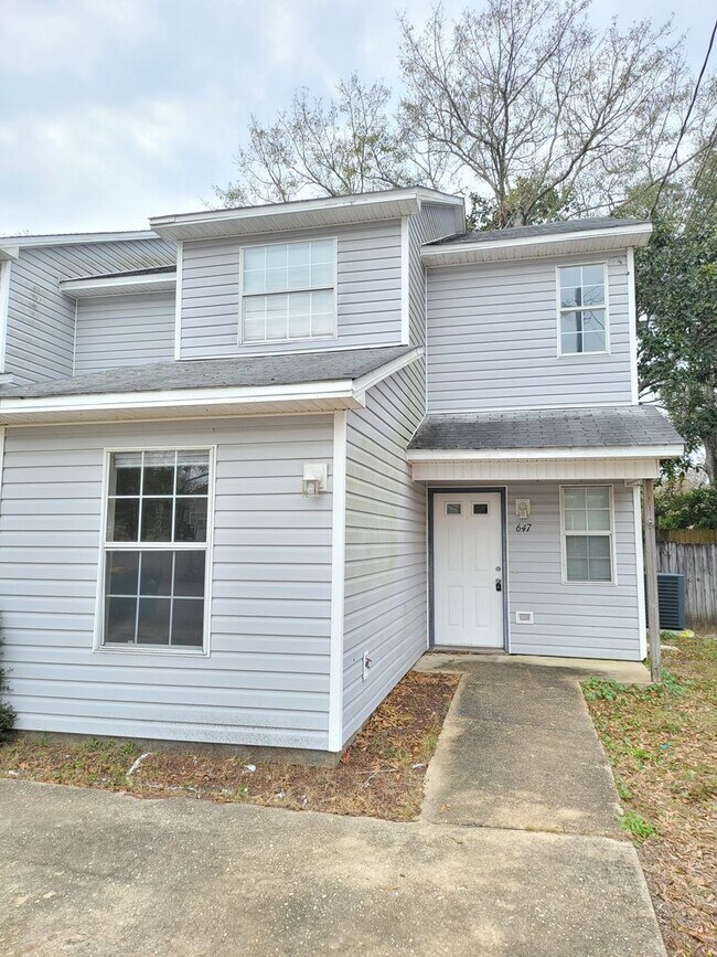 Building Photo - 647 Virginia Oak Ct