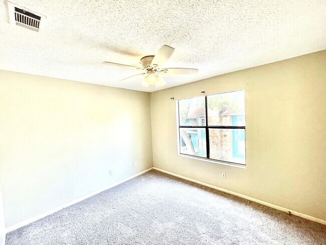 Foto del edificio - Town House for Lease in North Austin!