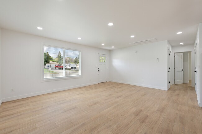 Foto del edificio - 1301 Clements Cir