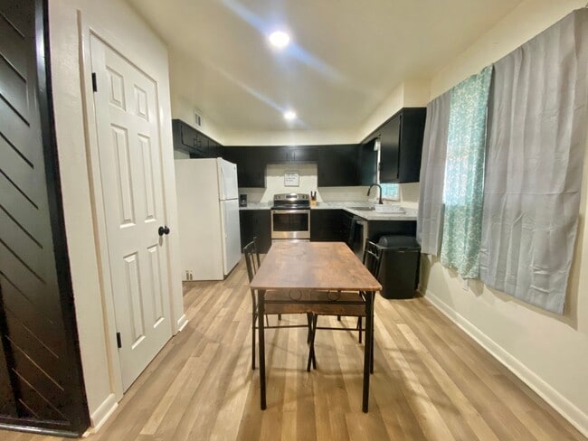 Foto del edificio - Newly remodeled 3 bed 2 bath now available (furniture incl.)