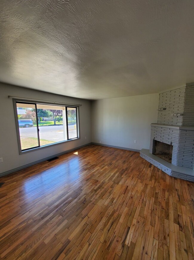 Building Photo - 2 Bedroom home with RV parking and large y...