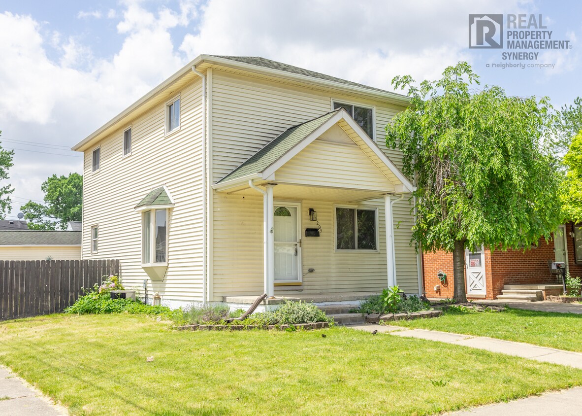 Primary Photo - Spacious Single Family Home