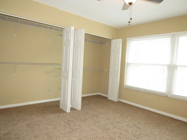 Foto del edificio - LAKE FOREST WATERFRONT 3 BEDROOM 2.5 BATHROOM