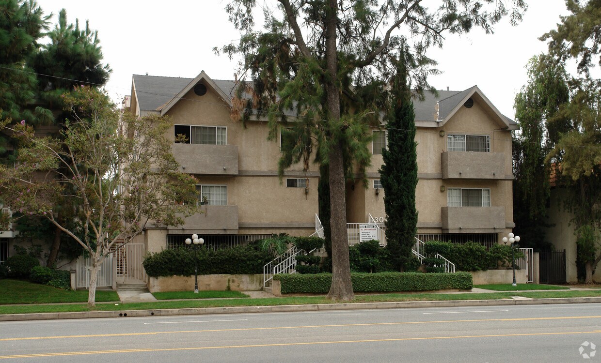 Primary Photo - 13042 Riverside Dr