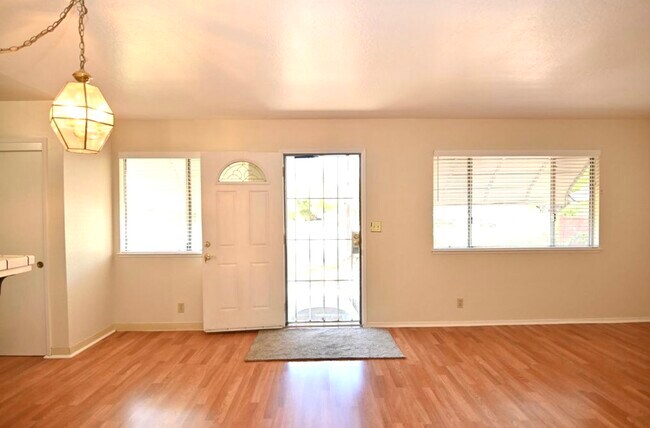 Foto del edificio - 5680 Calmor Ct