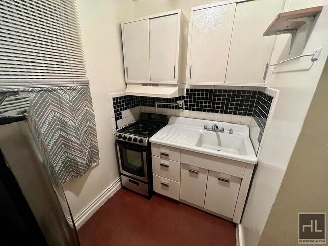 Building Photo - Charming Efficiency 1BR in Prime Clinton Hill