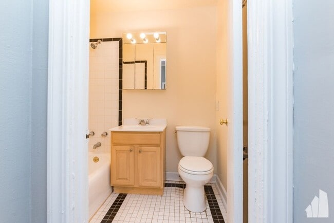Building Photo - 477 W Deming Pl