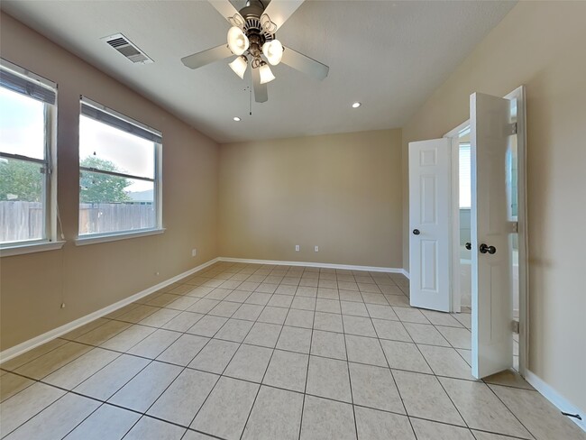 Building Photo - 15606 Mossy Park