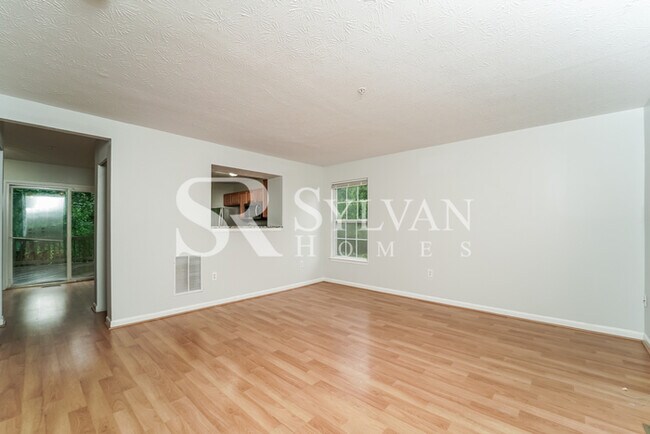 Building Photo - Spacious Townhome for You
