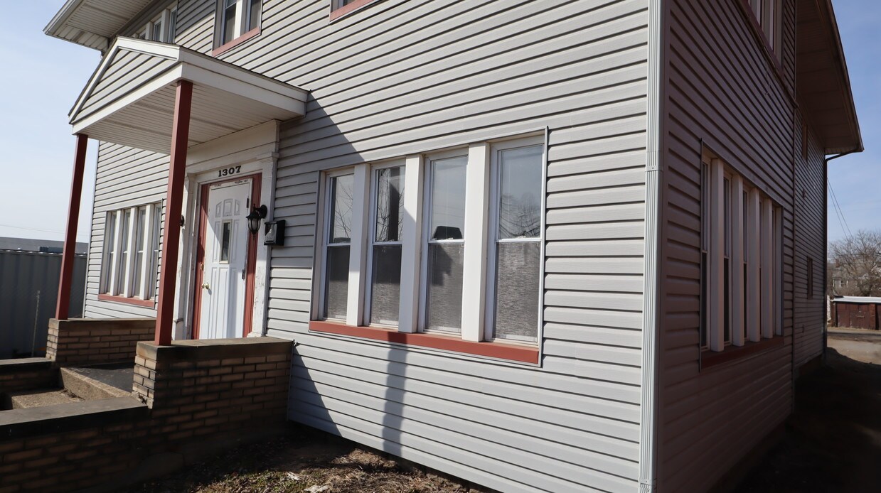 1307 Market Ave N Unit 4, Canton, OH 44714 Apartment for Rent in