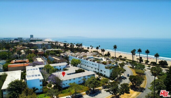 Foto del edificio - 134 San Vicente Blvd
