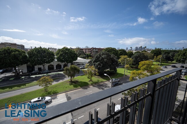 Building Photo - 8811 Burton Way