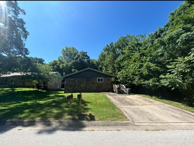 Building Photo - Two Bedroom Cottage Style Home Nestled in ...