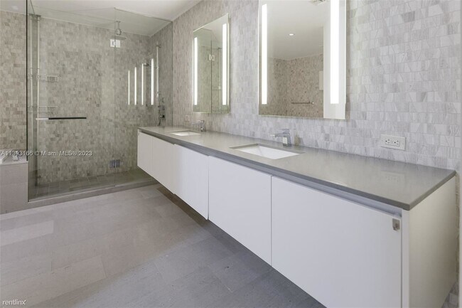 Building Photo - 2 br, 2 bath Condo - 68 SE 6th St Spectacu...