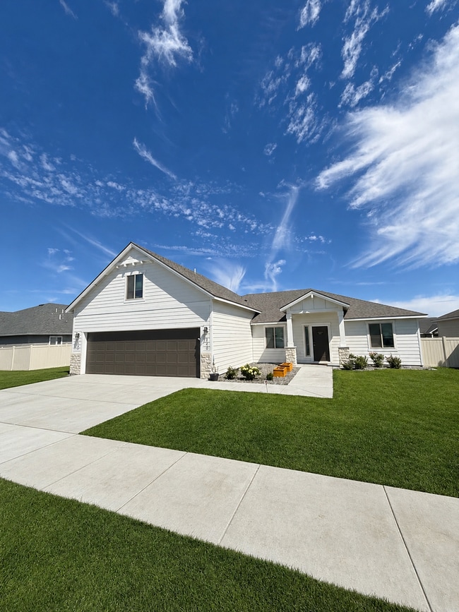 Building Photo - Spacious 4 Bed, 3 Bath Home with 3-Car Garage & Fully Fenced Yard | Dogs Welcome Boardman OR