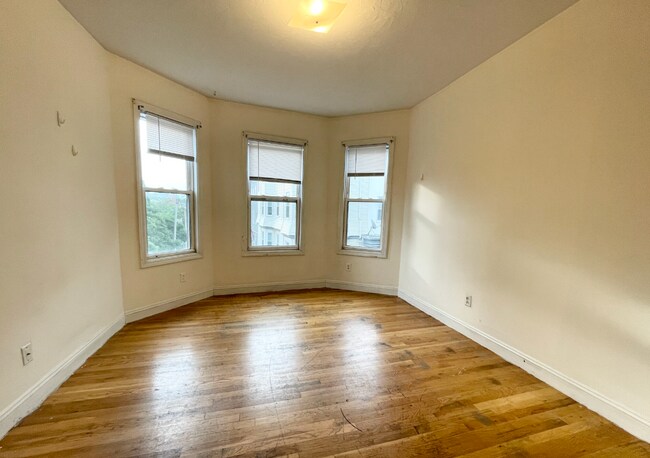 Building Photo - 733 Parker St