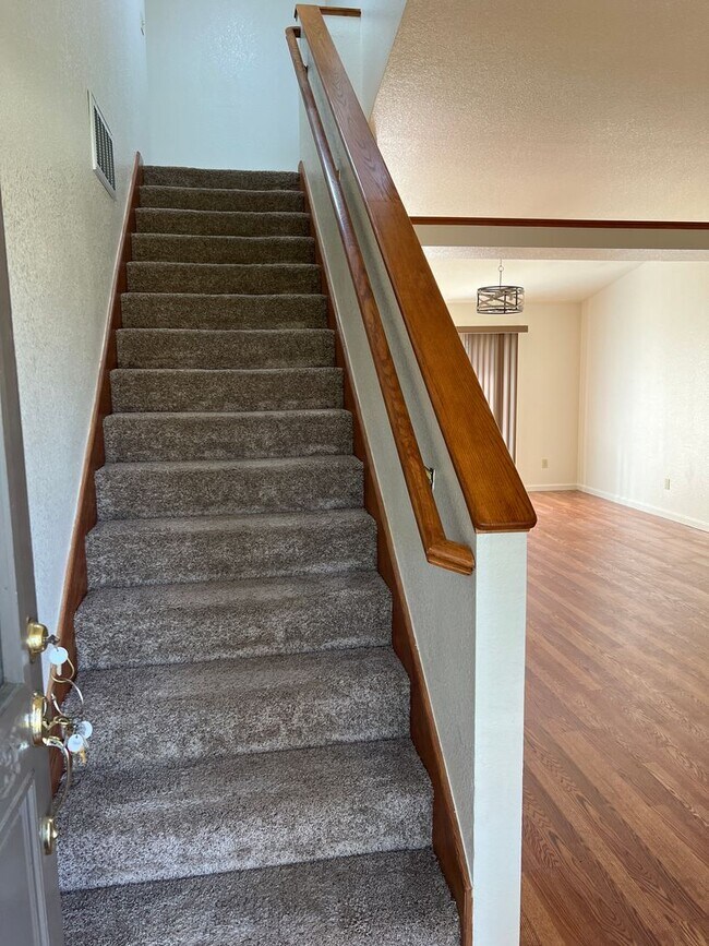 Building Photo - South Davis Four Bedroom Home