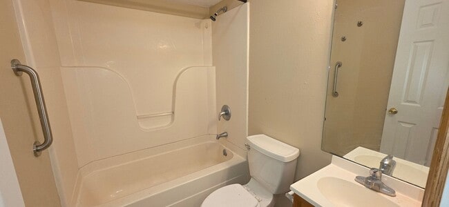 Building Photo - 3 Bedroom! All Brick! Garage!  $995!