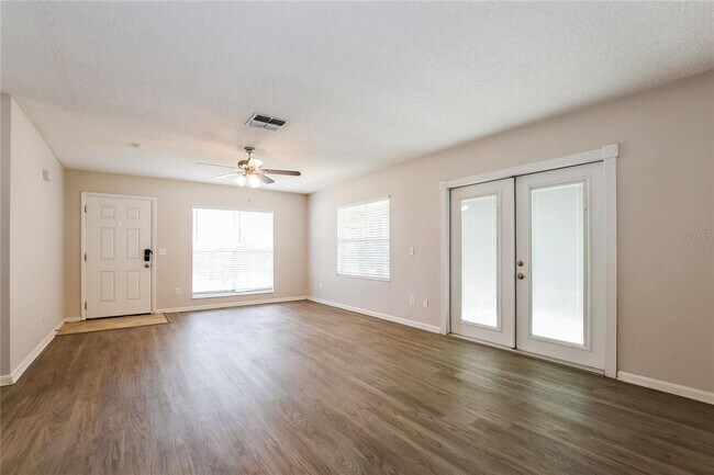 Building Photo - 705 Woodlawn Dr