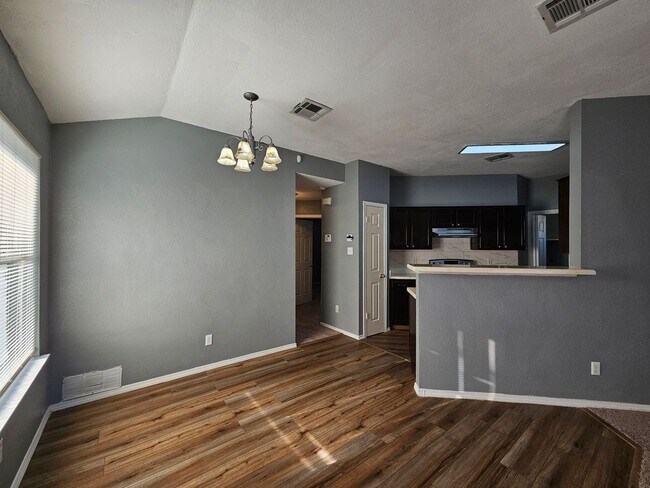 Foto del edificio - AVAILABLE NOW!