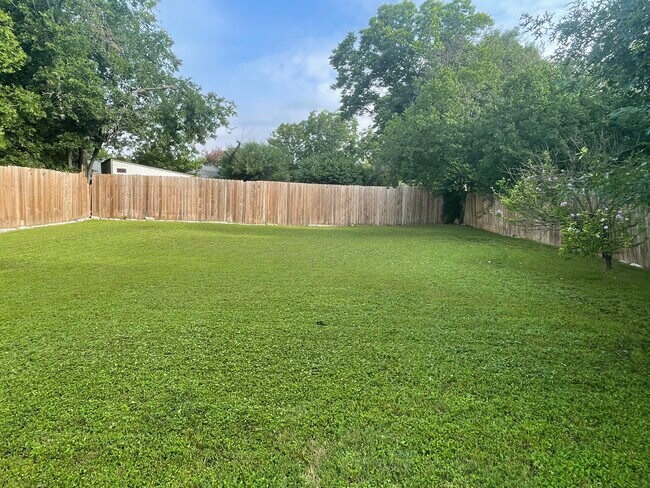 Building Photo - 10200 Quail Valley Blvd