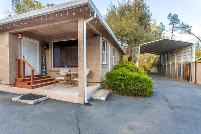 Building Photo - 3-bedroom, 2-bathroom home private setting!