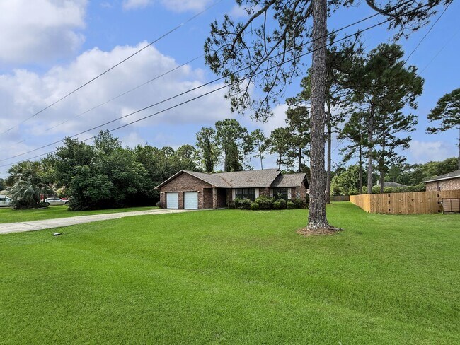 Foto del edificio - Charming Navarre Home with Hardwood Floors...