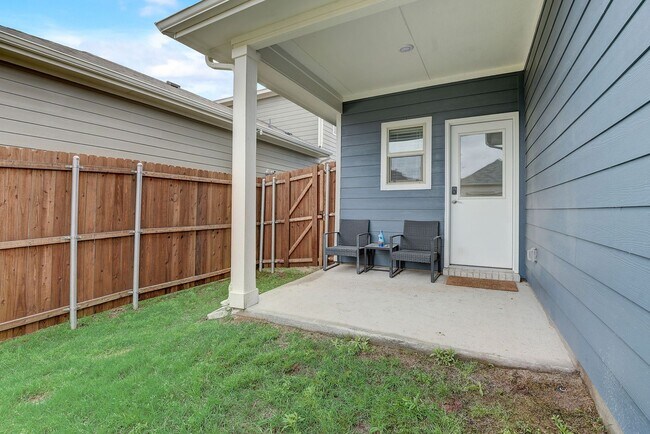 Foto del edificio - AVAILABLE NOW - Like-New 4-Bedroom Home with Loft & First-Floor Primary | Near Downtown Fort Worth
