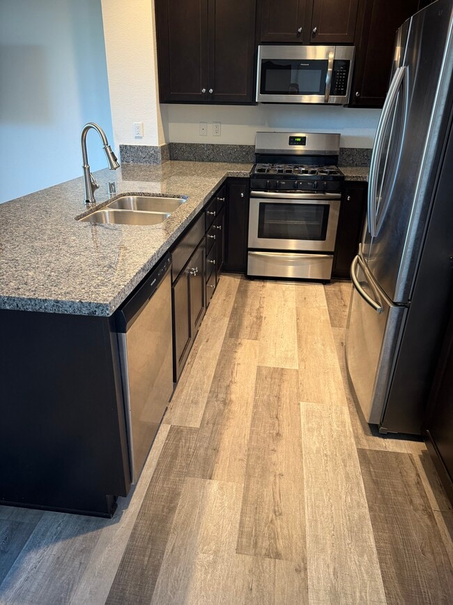 Cocina con todos los electrodomésticos de acero inoxidable. - 1584 Santa Carolina