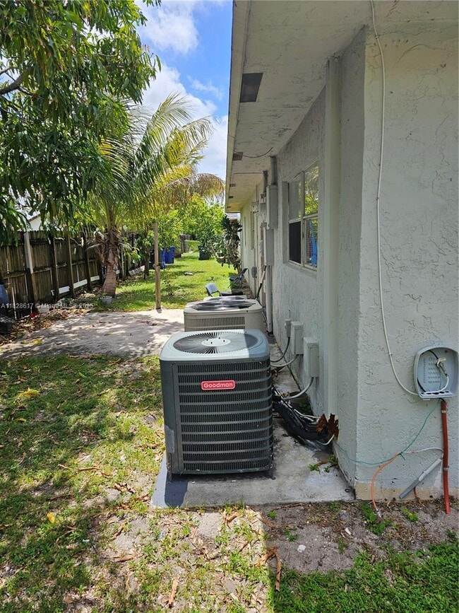 Building Photo - 7850 SW 10th Ct