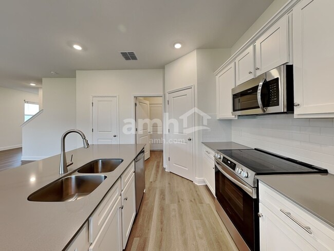 Building Photo - 5998 Pinewood Ests Dr