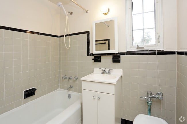 Bathroom - Franklin Court Apartments
