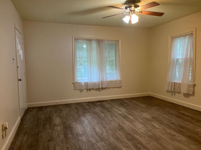 Building Photo - Beautiful Ranch Home In Central Raleigh, A...