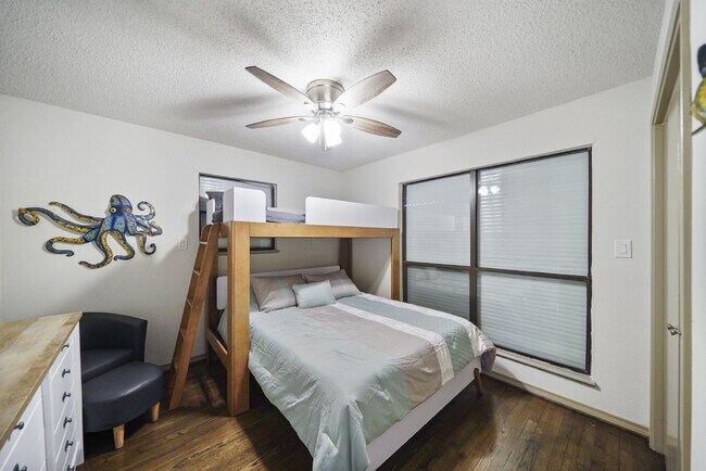 Building Photo - Charming 3-Bedroom Home with Hardwood Floo...